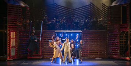 Coque Malla es el despiadado y carismático Mackie Navaja en La ópera de los tres centavos