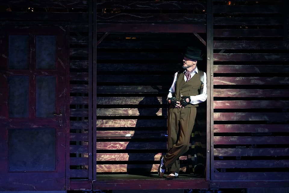 Coque Malla es el despiadado y carismático Mackie Navaja en La ópera de los tres centavos