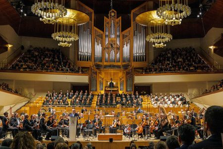 Vista general con el coro y la orquesta