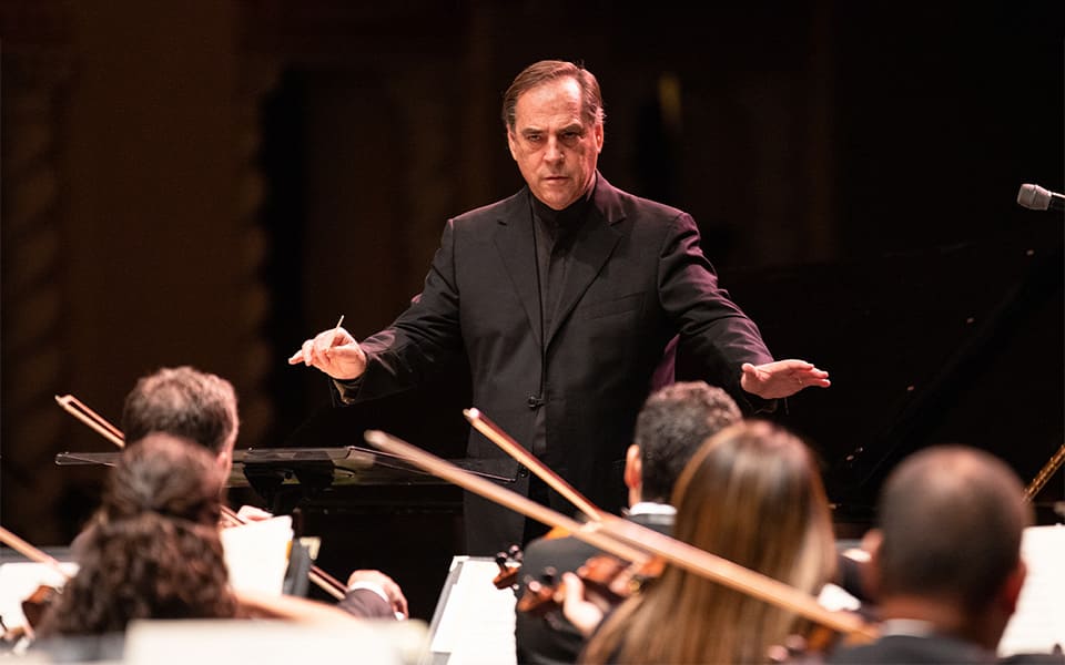 La OFM regresa al Teatro Cervantes en su octavo programa de abono con el maestro Maximiano Valdés