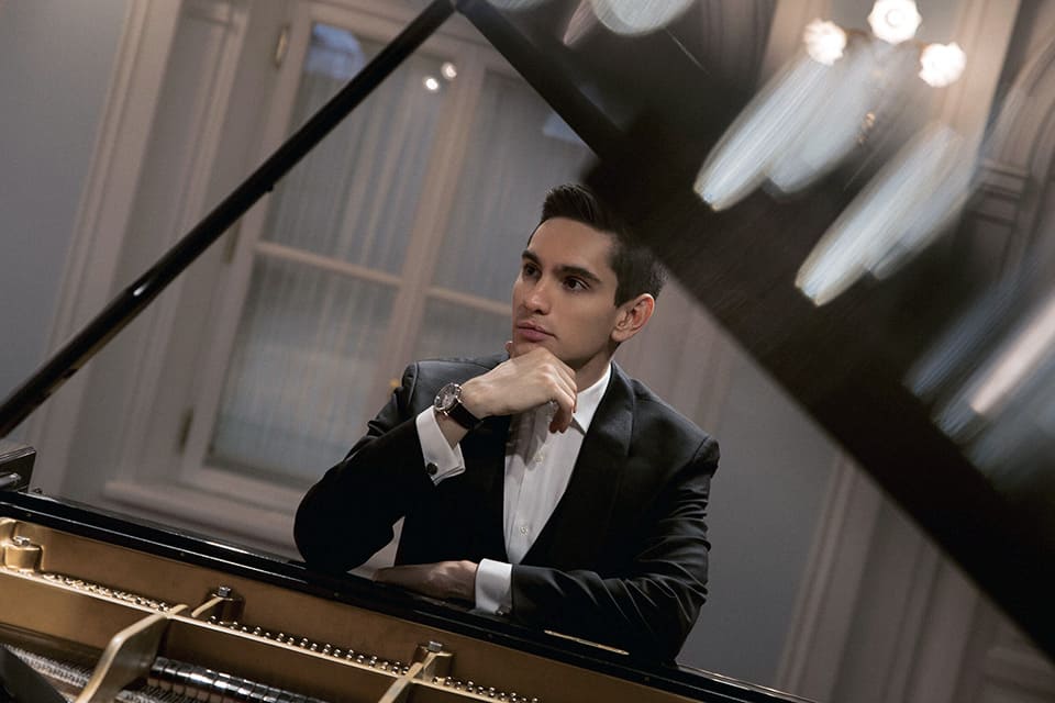 El maestro mejicano Carlos Miguel Prieto dirigirá a la OFM en el programa 11 de su temporada de abono