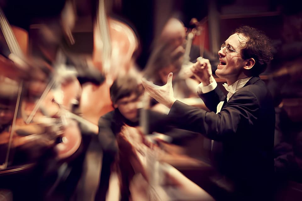 El maestro Pablo González subirá al pódium del Teatro Cervantes para dirigir el duodécimo programa de abono de la OFM