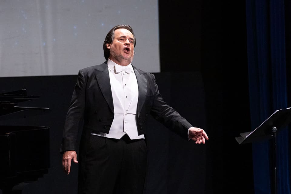 José Bros lleva su «Pasión lírica» a Tenerife en tres recitales junto al pianista Mario Álvarez José Bros lleva su «Pasión lírica» a Tenerife en tres recitales junto al pianista Mario Álvarez