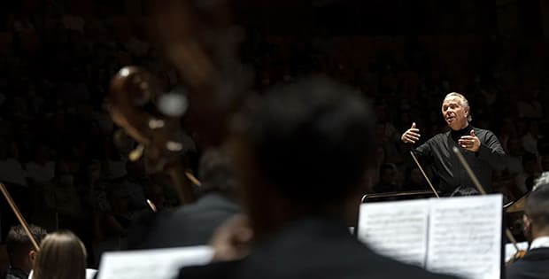 Les Arts clausura su temporada de ópera con Turandot en una impactante producción de Àlex Ollé