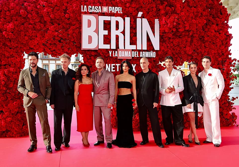 Rosalía y la ROSS promocionan la serie Berlín de Netflix sobre el Guadalquivir