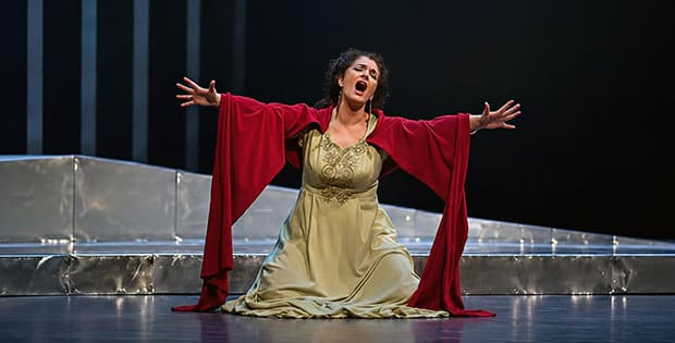 ¿Por qué los cantantes de ópera cantan sin micrófono?