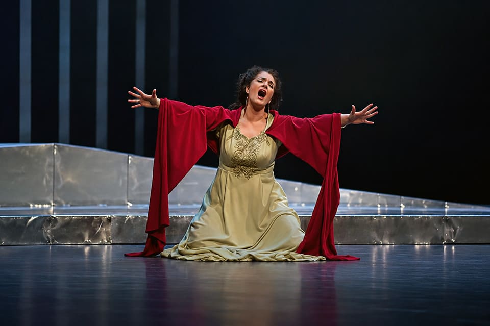 ¿Por qué los cantantes de ópera cantan sin micrófono? ¿Por qué los cantantes de ópera cantan sin micrófono?