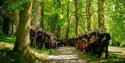 La Real Filharmonía de Galicia estrena “Universos Paralelos” con Zoe Zeniodi y Esteban Batallán