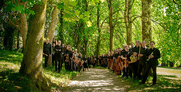 La Real Filharmonía de Galicia estrena “Universos Paralelos” con Zoe Zeniodi y Esteban Batallán