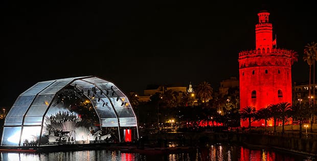 Rosalía y la ROSS promocionan la serie Berlín de Netflix sobre el Guadalquivir