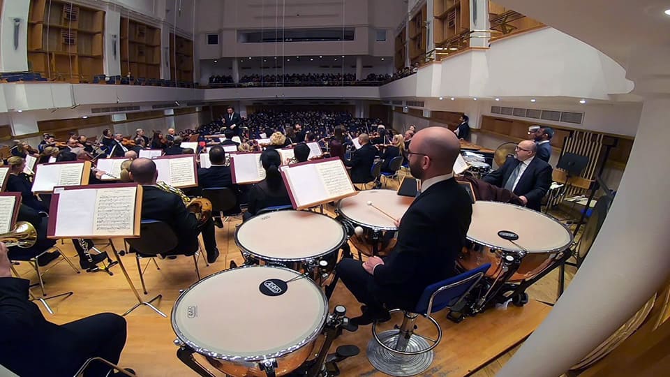 ¿Cuál es la distribución de una orquesta sinfónica? ¿Cuál es la distribución de una orquesta sinfónica?