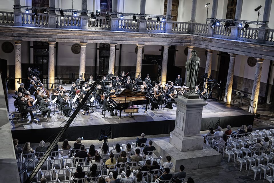 La Orquesta de València y Mao Fujita inauguran Serenates 2026 en ARTE Mao Fujita y Alexander Liebreich en la grabación para ARTE