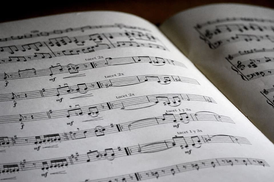 Partitura musical con indicaciones tacet que señalan silencios y esperas.