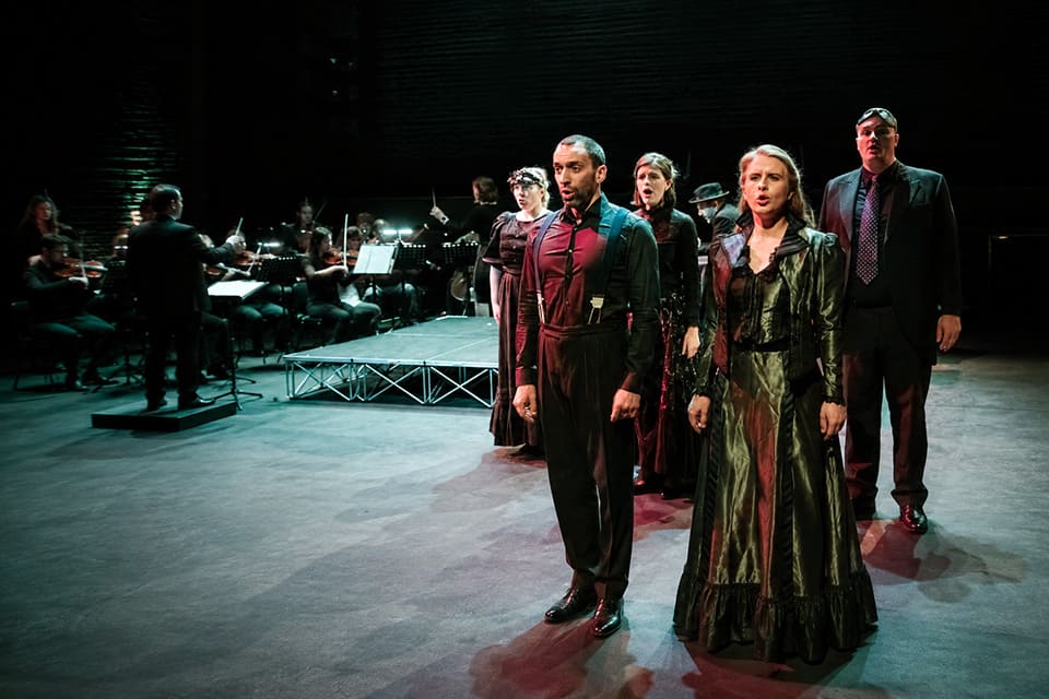 ¿Cómo pueden varios cantantes de ópera cantar partes distintas al mismo tiempo? ¿Cómo pueden varios cantantes de ópera cantar partes distintas al mismo tiempo?