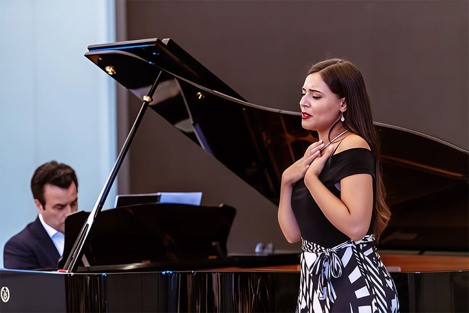 ¿Cómo pueden varios cantantes de ópera cantar partes distintas al mismo tiempo? ¿Cómo pueden varios cantantes de ópera cantar partes distintas al mismo tiempo?