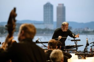 Ludovic Morlot y la OBC reúnen a más de 30.000 personas en Clàssica a la Platja El maestro Ludovic Morlot