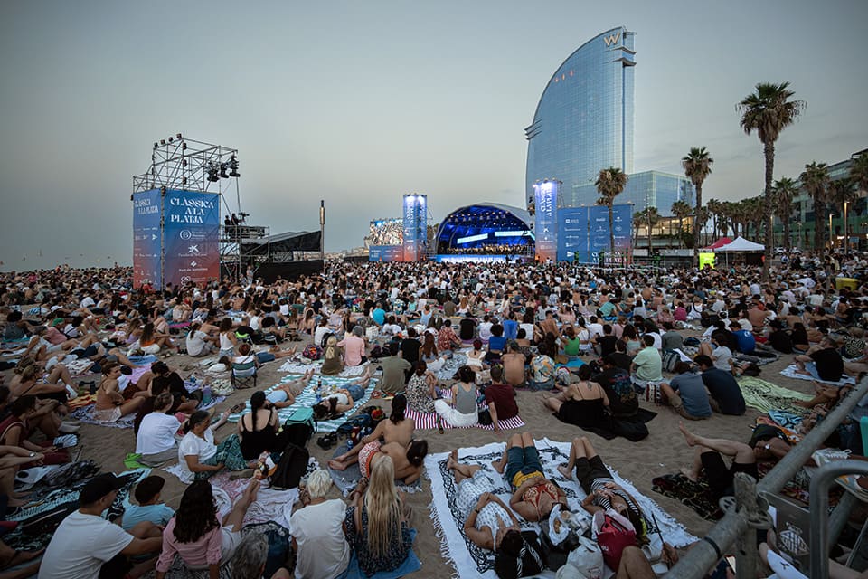Ludovic Morlot y la OBC reúnen a más de 30.000 personas en Clàssica a la Platja Ludovic Morlot y la OBC reúnen a más de 30.000 personas en Clàssica a la Platja
