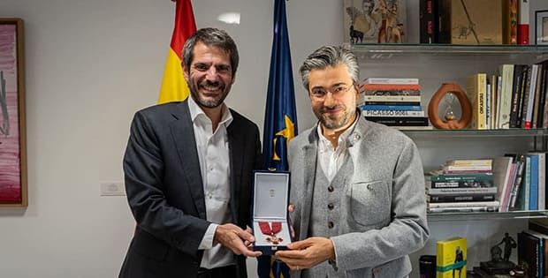 David Afkham recibe la Encomienda de Alfonso X el Sabio de manos de Ernest Urtasun
