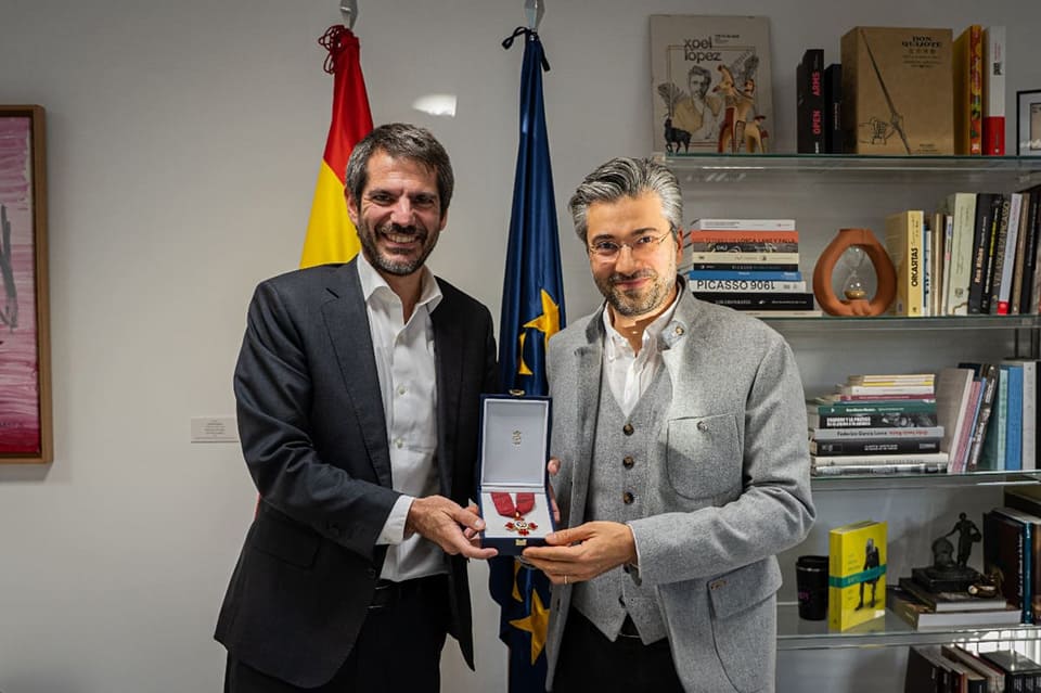 David Afkham recibe la Encomienda de Alfonso X el Sabio de manos de Ernest Urtasun David Afkham recibe la Encomienda de Alfonso X el Sabio de manos de Ernest Urtasun