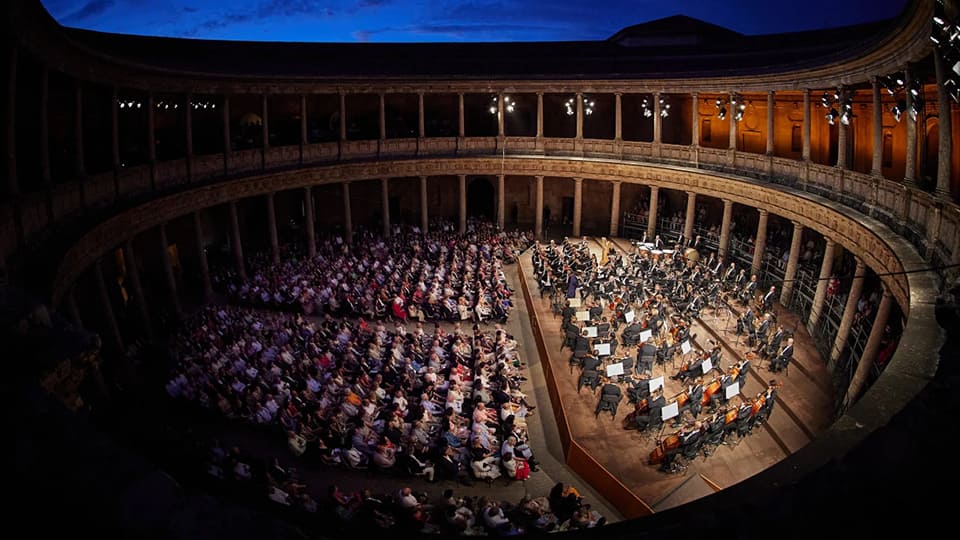 Nota actualizada: La primera versión inédita de La vida breve de Falla llega al Festival de Granada La Orquesta Ciudad de Granada actúa ante el público en el Palacio de Carlos V durante el Festival de Granada.