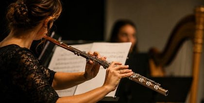 ¿Por qué la flauta travesera se toca de lado?