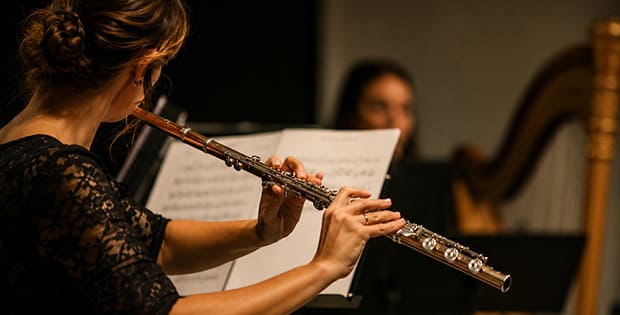 ¿Por qué la flauta travesera se toca de lado?