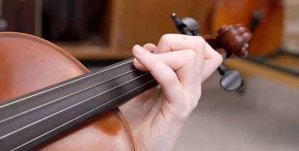 ¿Por qué el violín no tiene trastes?