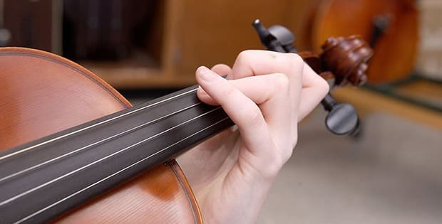 ¿Por qué el violín no tiene trastes?