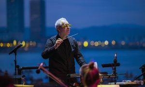 Josep Pons y la Orquesta del Liceu reúnen a 30.000 personas en Clàssica a la Platja El maestro Josep Pons