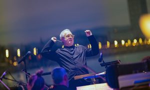 Josep Pons y la Orquesta del Liceu reúnen a 30.000 personas en Clàssica a la Platja El maestro Josep Pons
