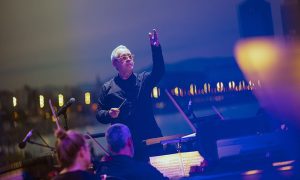 Josep Pons y la Orquesta del Liceu reúnen a 30.000 personas en Clàssica a la Platja El maestro Josep Pons