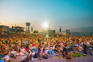 Josep Pons y la Orquesta del Liceu reúnen a 30.000 personas en Clàssica a la Platja Clàssica a la Platja