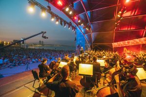 Josep Pons y la Orquesta del Liceu reúnen a 30.000 personas en Clàssica a la Platja Clàssica a la Platja