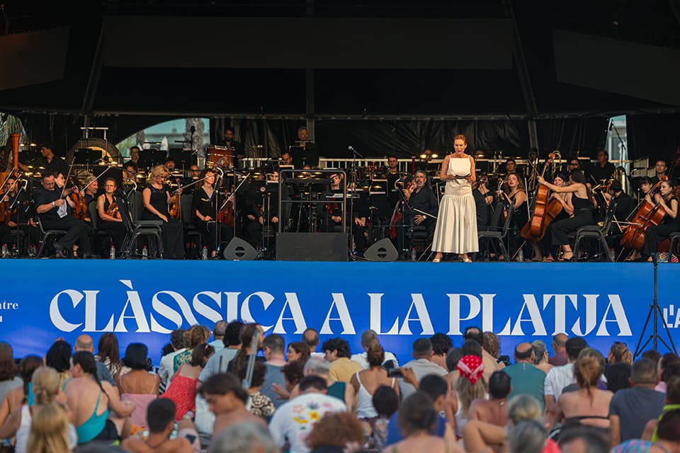 Josep Pons y la Orquesta del Liceu reúnen a 30.000 personas en Clàssica a la Platja Josep Pons y la Orquesta del Liceu reúnen a 30.000 personas en Clàssica a la Platja