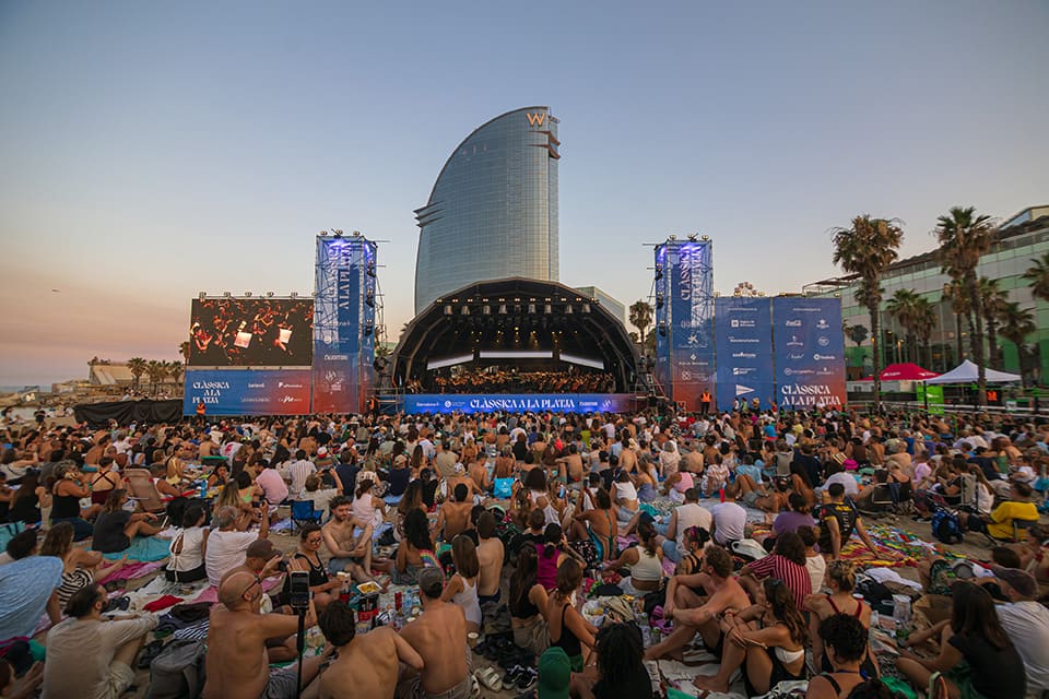 Josep Pons y la Orquesta del Liceu reúnen a 30.000 personas en Clàssica a la Platja Josep Pons y la Orquesta del Liceu reúnen a 30.000 personas en Clàssica a la Platja