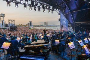 Josep Pons y la Orquesta del Liceu reúnen a 30.000 personas en Clàssica a la Platja Clàssica a la Platja