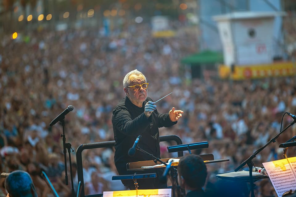 Josep Pons y la Orquesta del Liceu reúnen a 30.000 personas en Clàssica a la Platja Josep Pons y la Orquesta del Liceu reúnen a 30.000 personas en Clàssica a la Platja