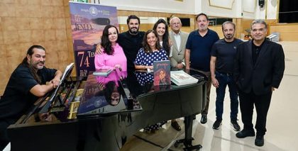 La alcaldesa de A Coruña visita los ensayos de Jenůfa