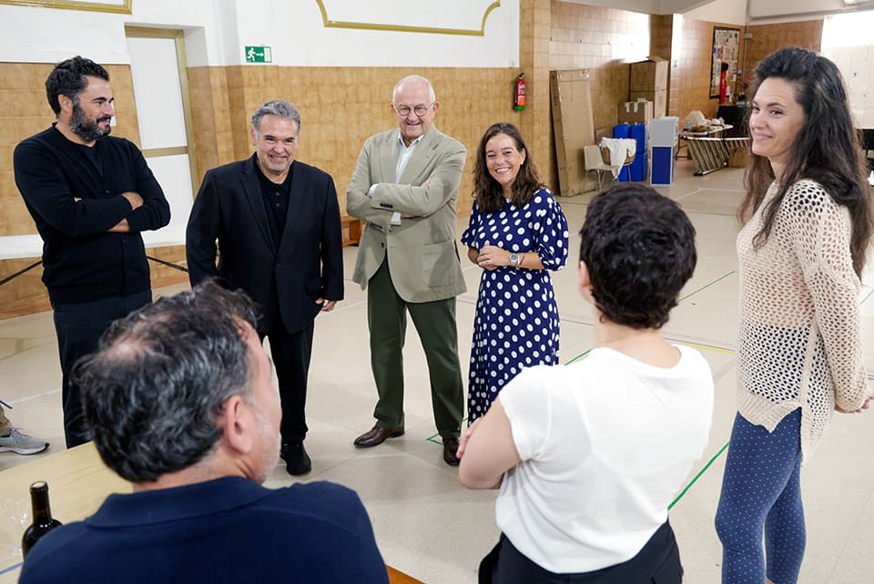 La alcaldesa de A Coruña visita los ensayos de Jenůfa La alcaldesa de A Coruña visita los ensayos de Jenůfa