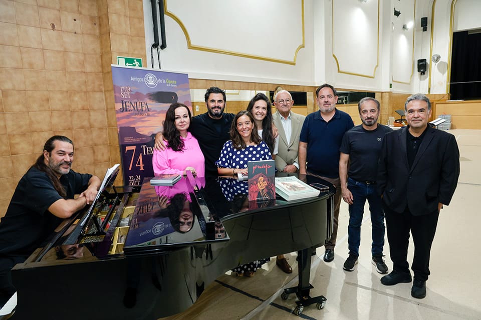 La alcaldesa de A Coruña visita los ensayos de Jenůfa La alcaldesa de A Coruña visita los ensayos de Jenůfa