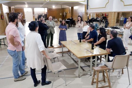 La alcaldesa de A Coruña visita los ensayos de Jenůfa Ines Rey en los ensayos de Jenůfa