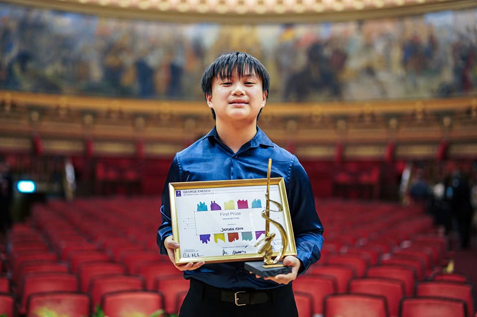 Jayden King, ganador más joven del Concurso Enescu Jayden King, ganador más joven del Concurso Enescu